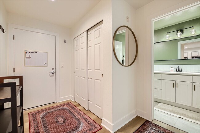 Foto del edificio - Available August 1st >> Stunning 1BR/1BA C...