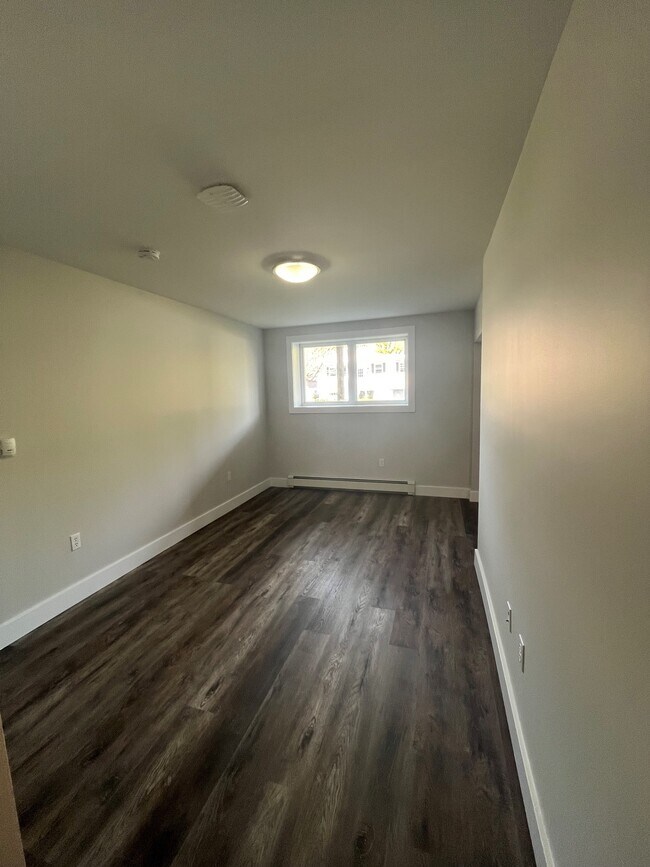 Photo du bâtiment - NEWLY RENOVATED TWO BEDROOM APARTMENT AVAILABLE