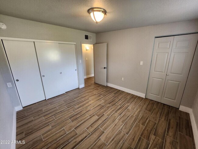 Building Photo - 1405 S Farmer Ave