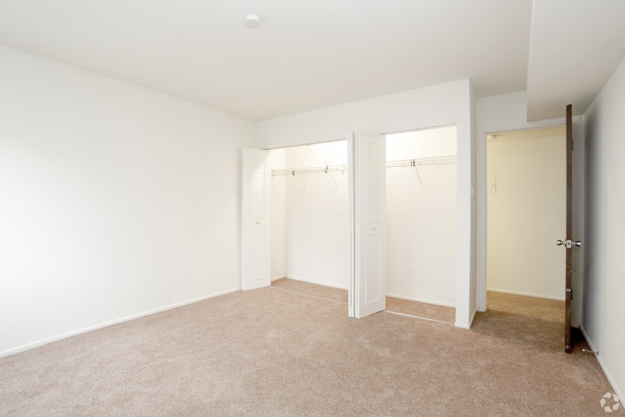 1135 W Wilson St Unit 1135E, Batavia, IL 60510 Room for Rent in