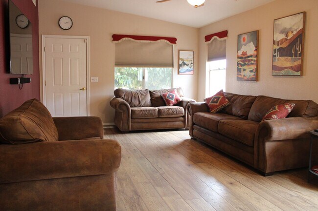 Building Photo - Furnished Short Term Rental!!