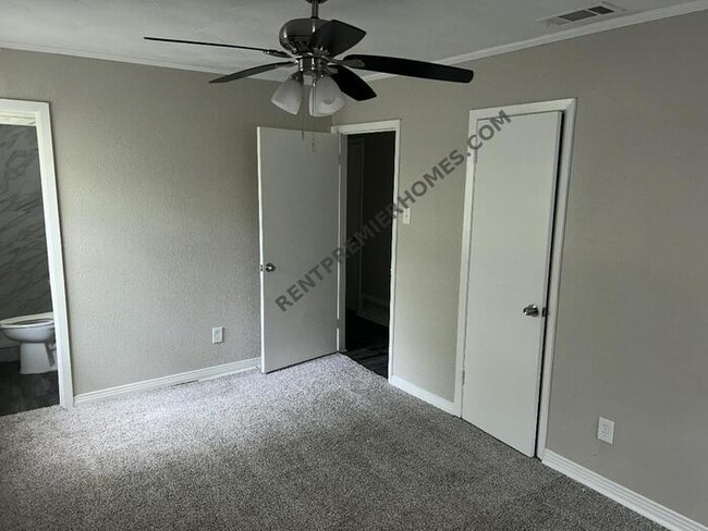 Building Photo - 14108 Spring Oak Dr