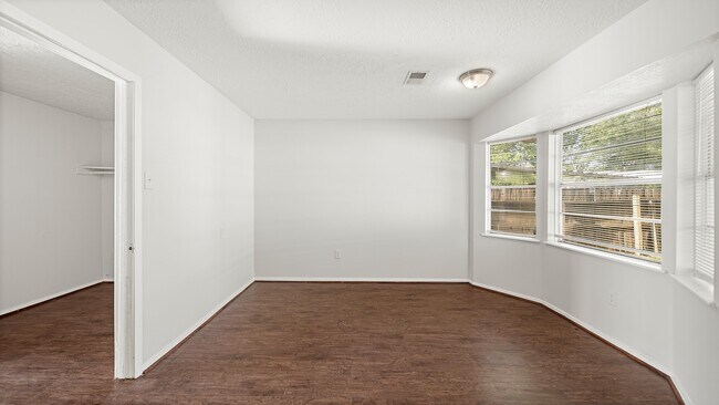 Foto del edificio - 5411 Lorraine Dr