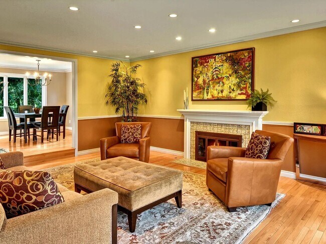 Building Photo - Medina Home