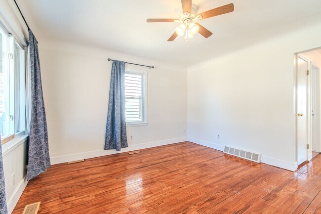 Foto del edificio - Charming Hazel Park Bungalow with Renovated Kitchen & Fenced Yard