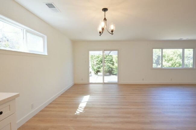 Foto del edificio - Beautifully Remodeled 3 Bedroom 2 Bath in Desirable Campbell Neighborhood