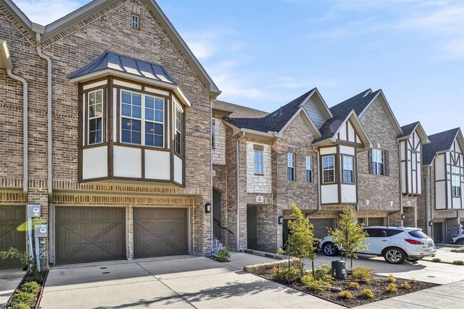 Building Photo - 5 br, 3 bath Townhome - 102 Harwood Drive