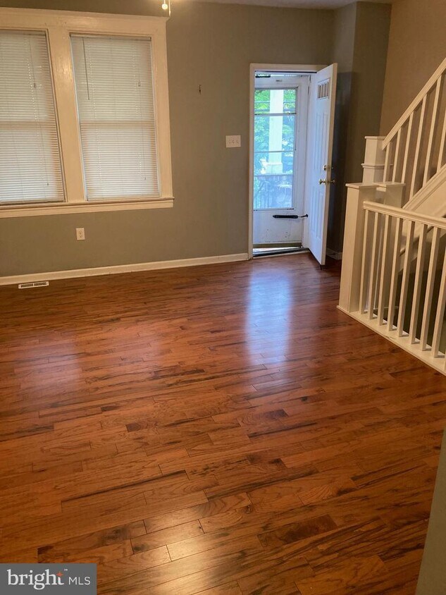 Foto principal - 1213 W Old Cold Spring Ln