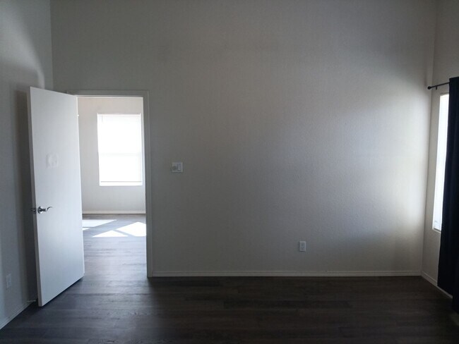 Building Photo - 3 Bedroom, 2 Bathroom Home! Schedule a Sho...