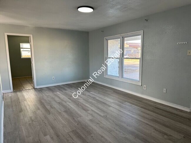 Foto del edificio - Come see this updated and spacious 3 bedro...