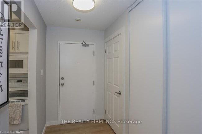 Building Photo - 735 Deveron Crescent