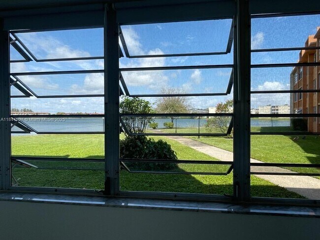 Foto del edificio - 1591 NE Miami Gardens Dr