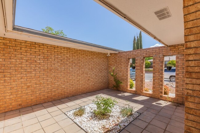 Building Photo - Beautiful 4 Bedroom/2 Bath Home