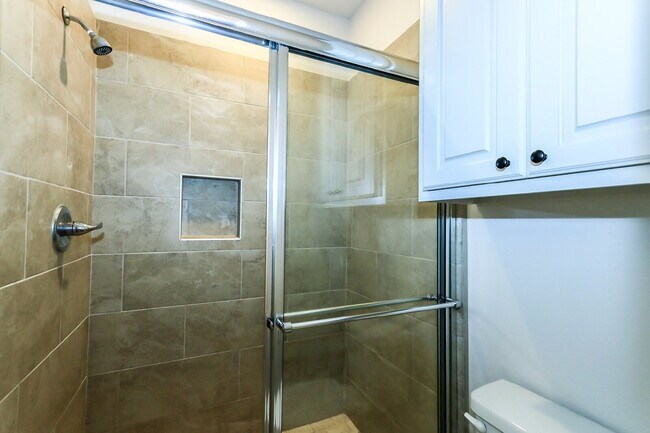 Foto del edificio - NO DEPOSIT / 6 month or 12 month lease acc...