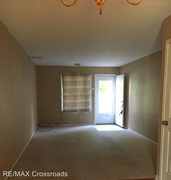 Building Photo - 3 br, 1.5 bath House - 13856 Oak Brook
