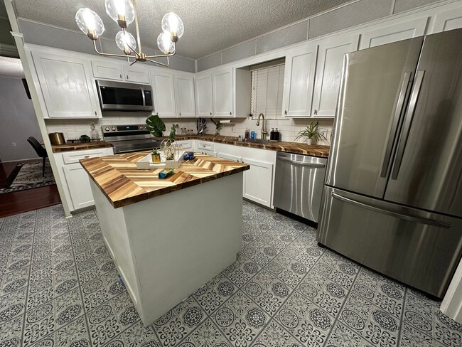 Building Photo - Beautiful 3 Bedroom home in Pine Tree ISD