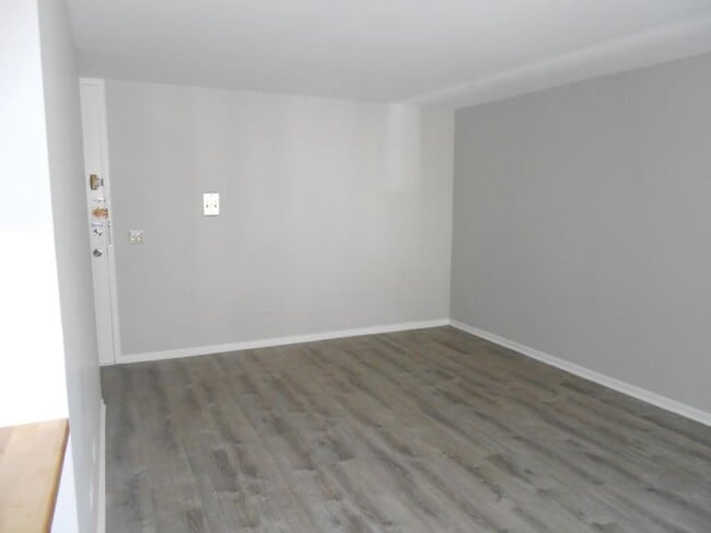 Building Photo - 0 bedroom in Chicago IL 60657
