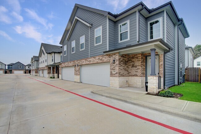 Foto del edificio - 28325 Birnham Woods Dr