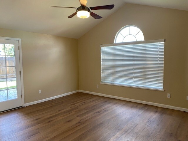 Foto del edificio - 9912 Vanessa Ave