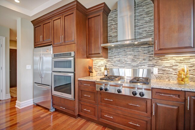Building Photo - 250 Henley Pl