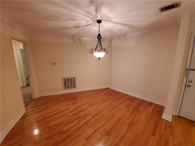 Building Photo - 4209 Pine Heights Dr NE