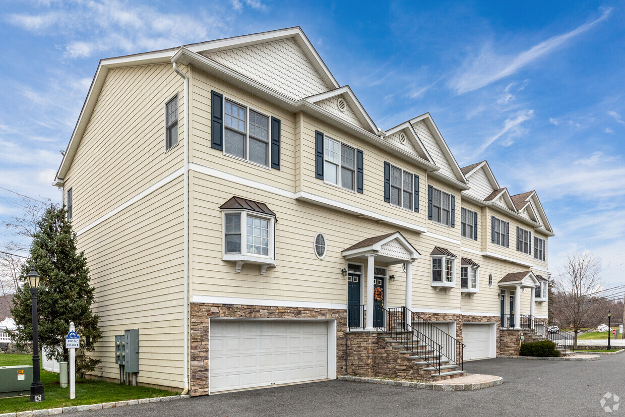 Primary Photo - Lakeside Townhomes