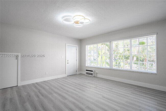 Building Photo - 2420 Flamingo Dr
