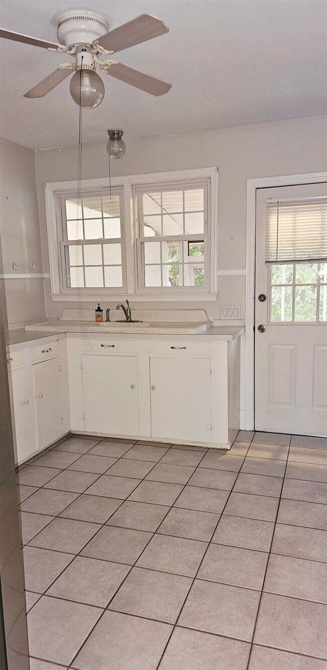 Foto del edificio - 908 Lakewood Ave