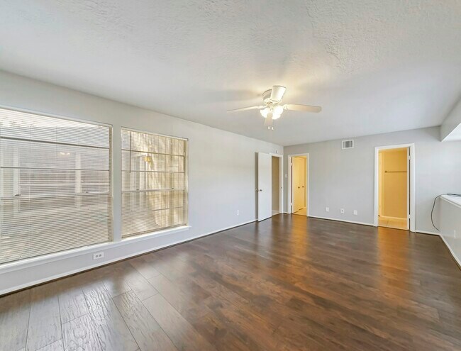 Foto del edificio - 10827 Sugar Hill Dr
