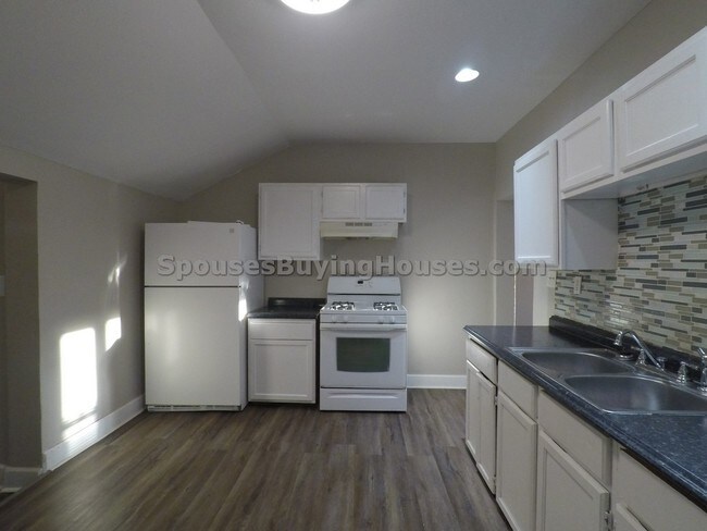 Building Photo - 2129 Delaware St