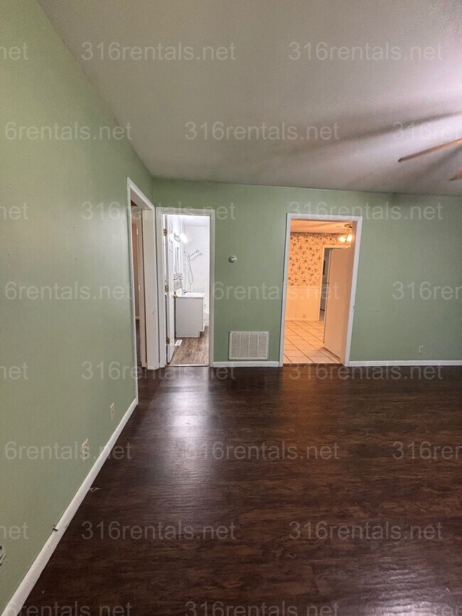 Foto del edificio - Two bed one bath duplex for rent NOW!