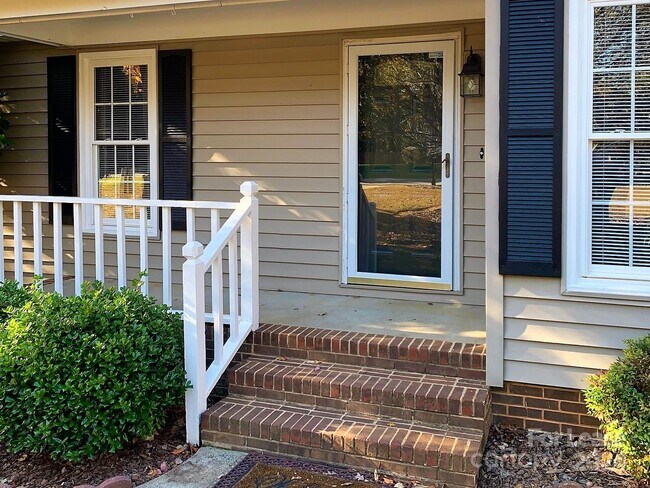 Foto del edificio - 518 Brook Forest Dr