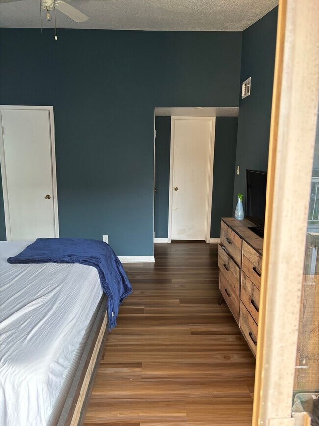 Building Photo - 2 Bedroom Townhome in Houston