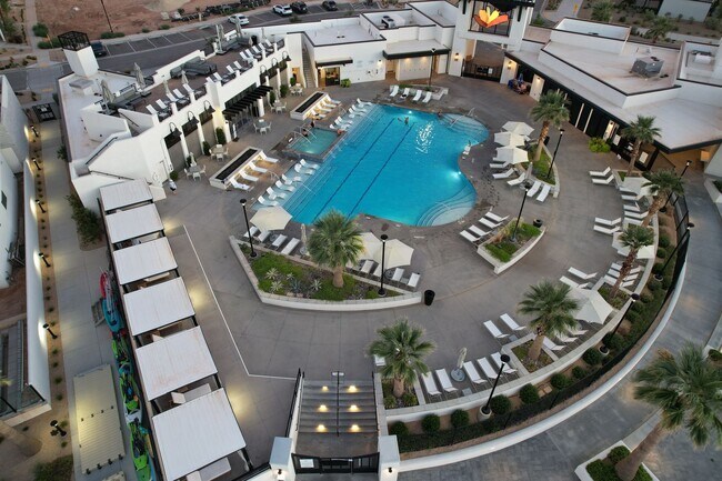 Foto del edificio - Amenities Galore! Desert Color 3 Bed townhome
