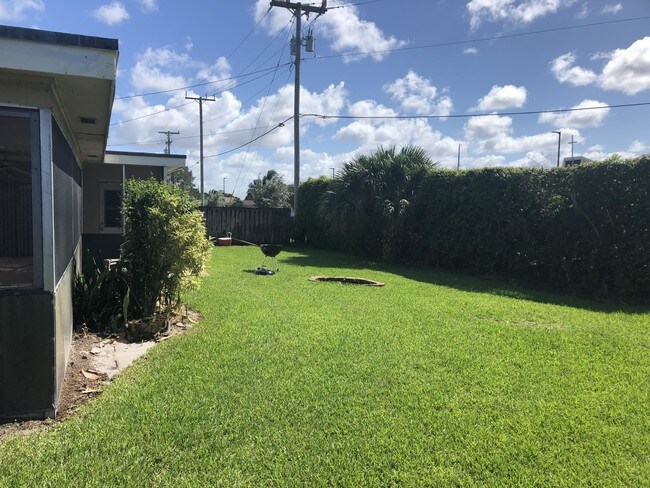 Foto del edificio - 3937 Holly Dr