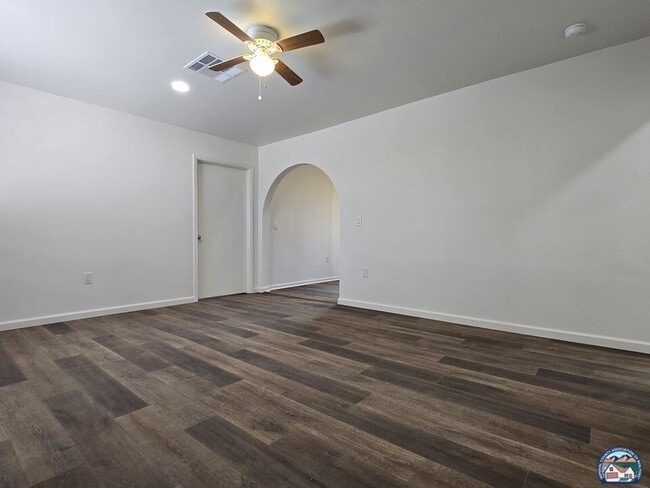 Building Photo - 118 Dahlia Ln