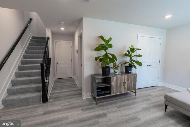 Foto del edificio - 6917 Waterbury Pl
