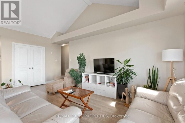 Building Photo - 56 Tayside Private