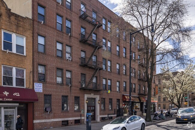 Foto del edificio - 6619-6623 Fort Hamilton Pky