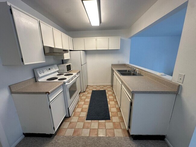 Foto del edificio - Spacious, Light-Filled 2-Bedroom Apartment...