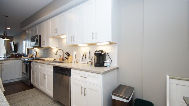 kitchen - 1308 N La Salle Dr