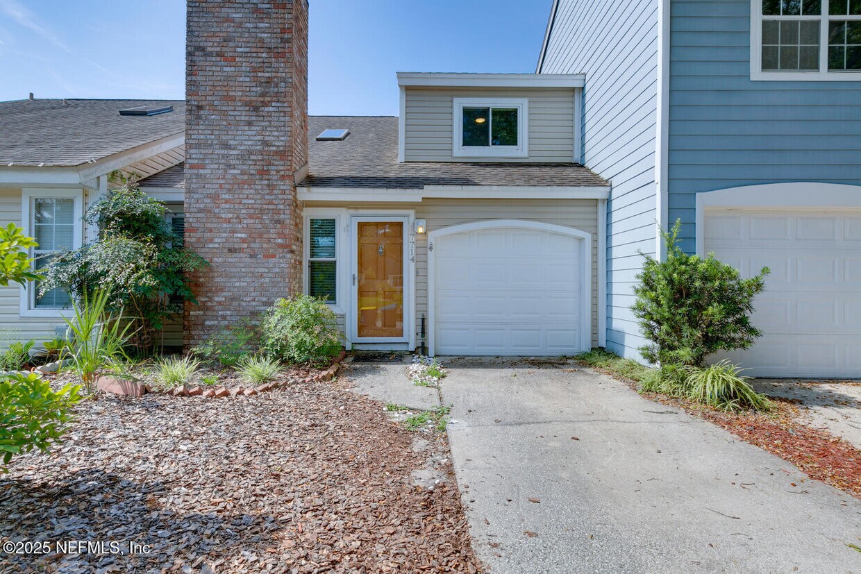 Foto principal - 7714 Greenwich Ct W