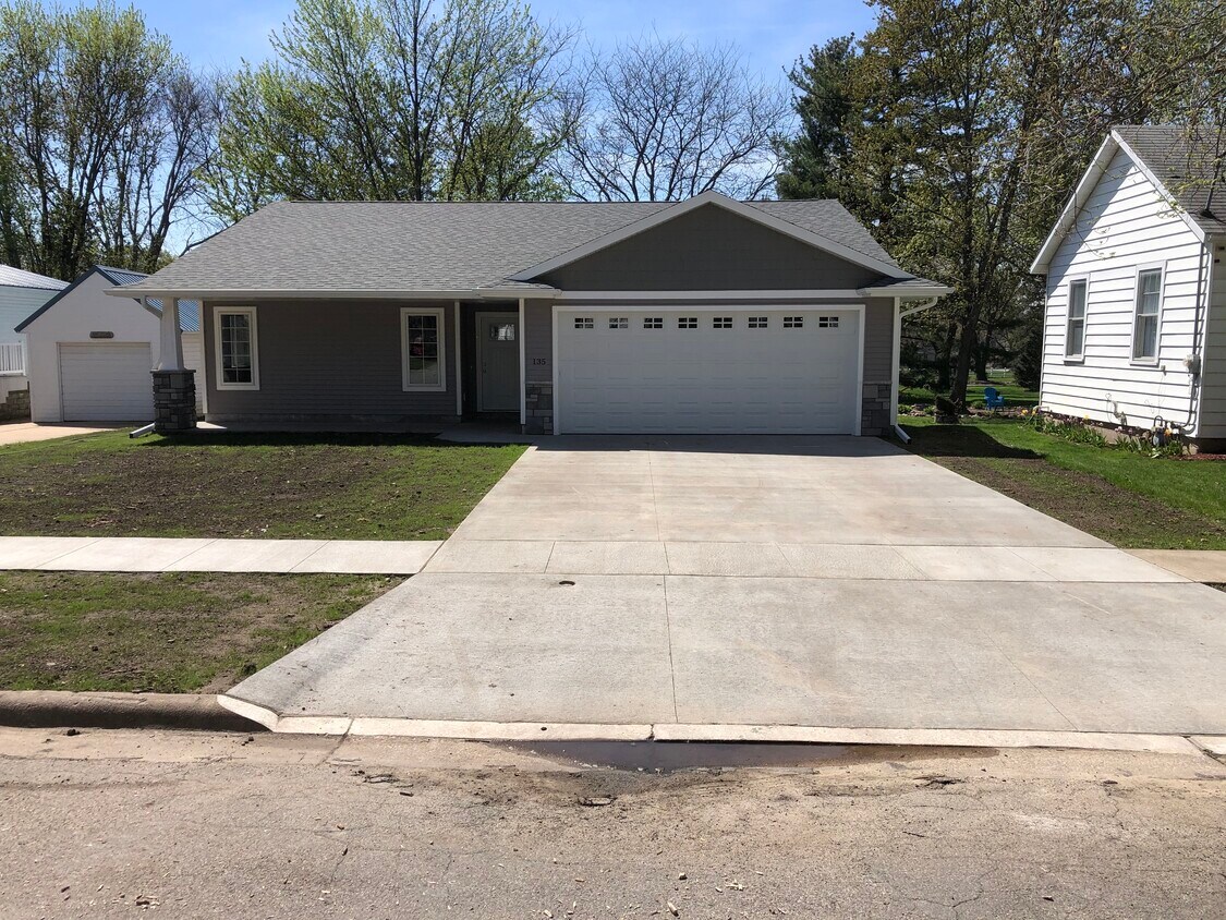 135 S Jefferson St, Hudson, IA 50643 House Rental in Hudson, IA