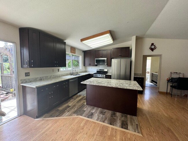 Building Photo - 4876 Fairway Dr
