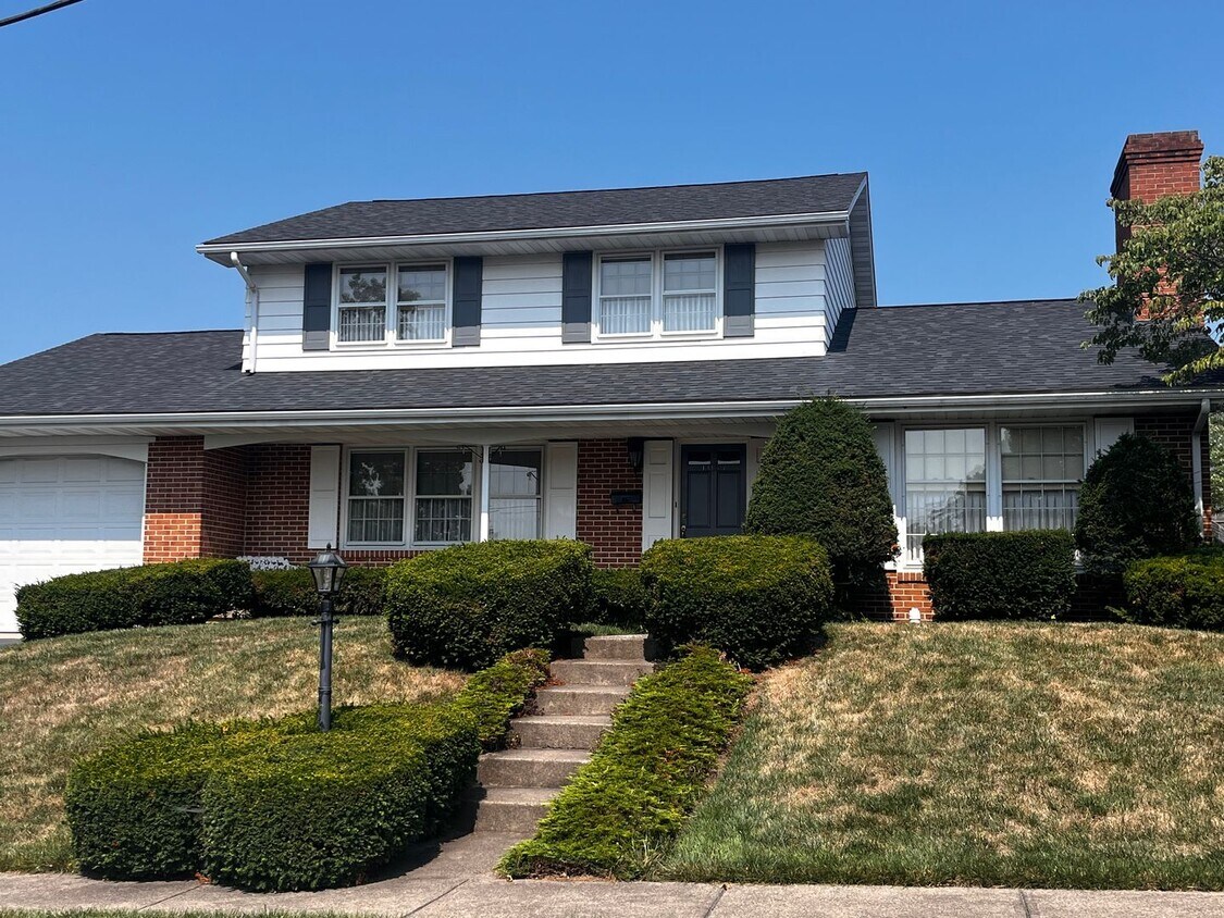 Primary Photo - Charming 3 Bed, 1.5 Bath Colonial in Potts...