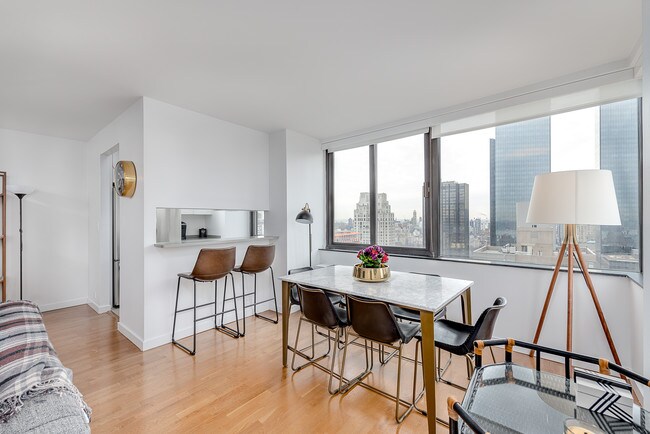 Foto del edificio - 124 W 60th St