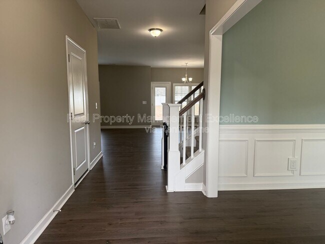 Foto del edificio - 432 Fallingbrook Dr