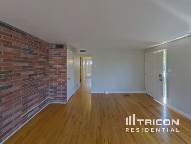 Building Photo - 2627 Robin Dr
