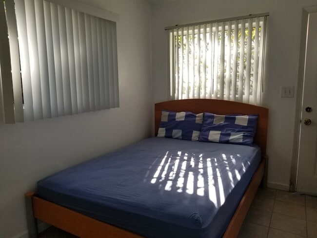 space for queen bed - 669 Fairmont Ave