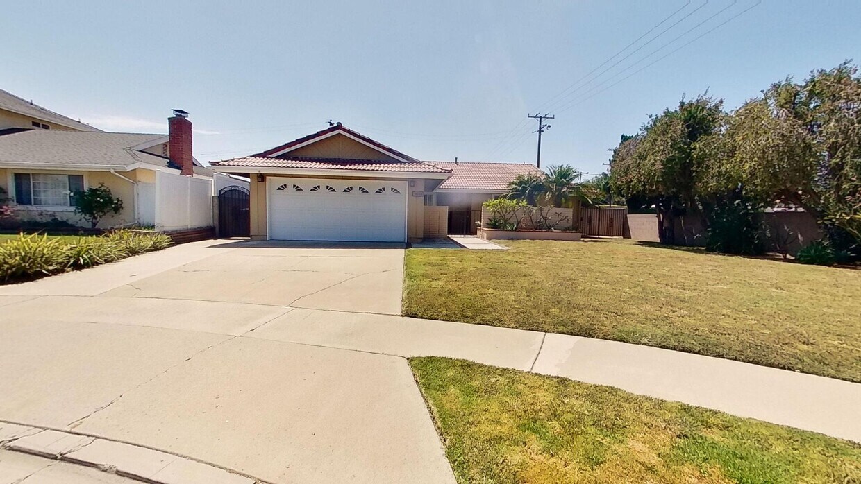 Primary Photo - Spacious 3 Bedroom 2 Bathroom Home in Foun...